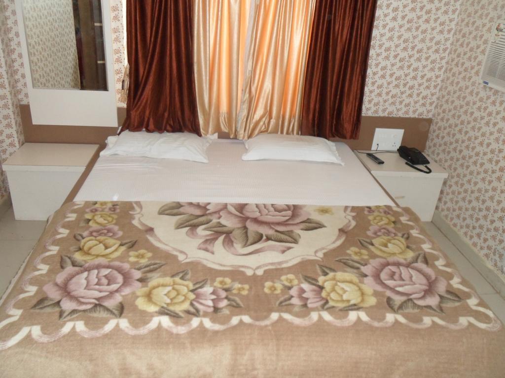 Hotel Raj Palace Dwārka Bagian luar foto