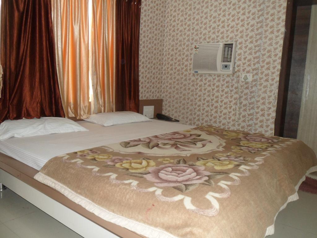 Hotel Raj Palace Dwārka Bagian luar foto