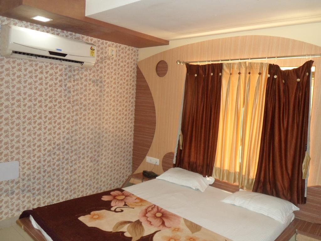Hotel Raj Palace Dwārka Bagian luar foto